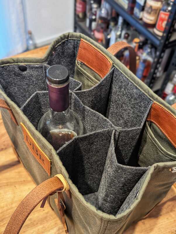 Innenleben des Swag Bag: Filzfächer für sechs Flaschen, personalisierte Initialen