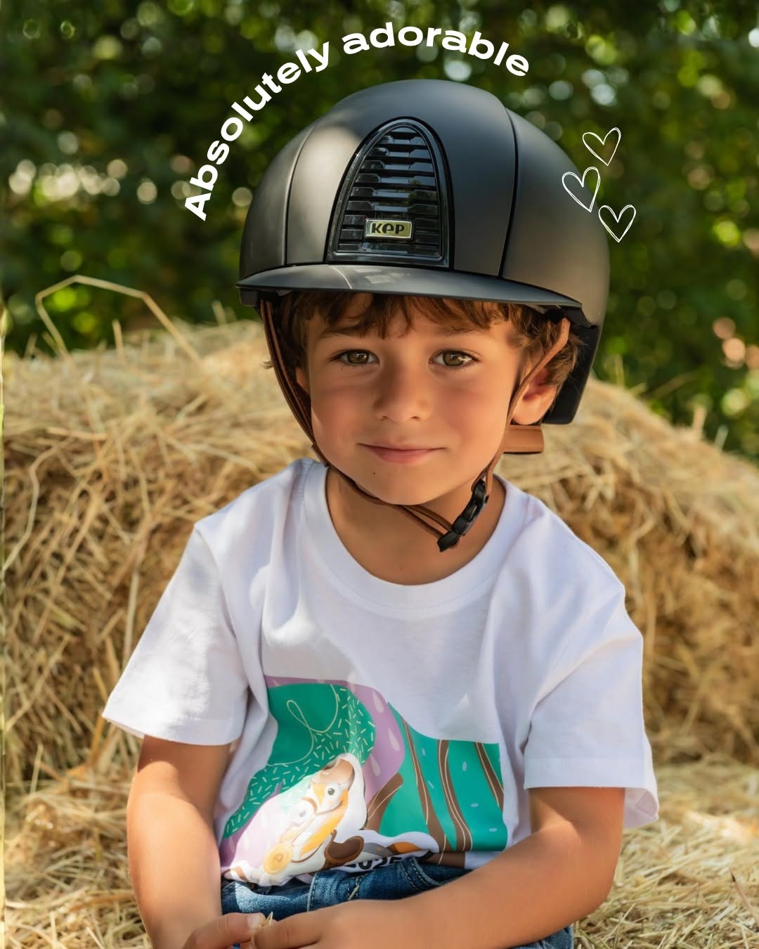 Junge mit KEP-Kinderreithelm im Heu