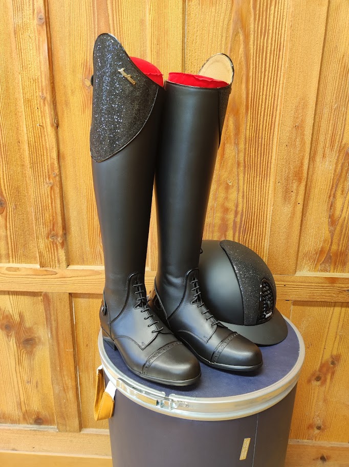 Schwarze Massstiefel mit Glitzer-Top und farblich passendem Reithelm