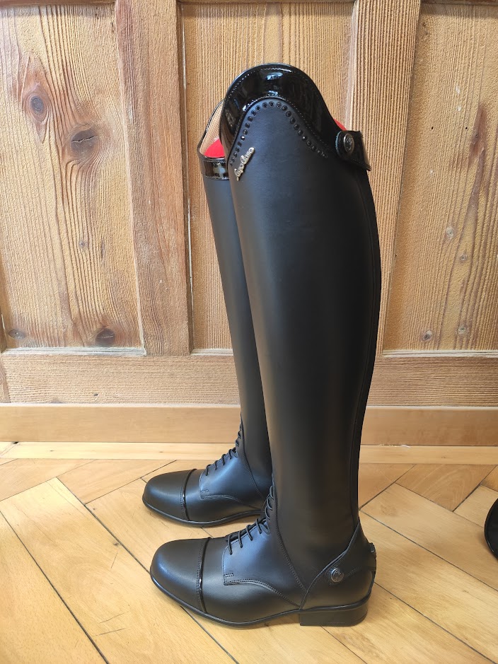 Schwarzer Sergio Grasso Massstiefel mit Lack-Top und Nietenbesatz