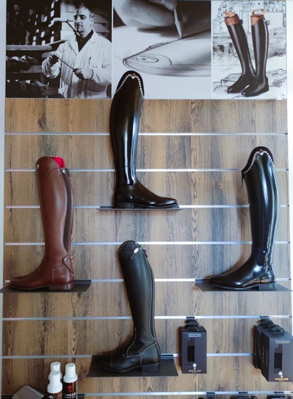 Massstiefel-Modelle von DeNiro und Sergio Grasso im Laden