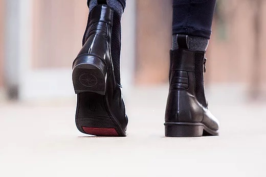 Schwarze Suedwind-Stiefeletten mit roter Sohle von hinten