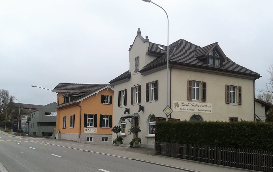 Die beiden Liegenschaften an der Hauptstrasse in Berg: Ladengeschäft und Werkstattgebäude