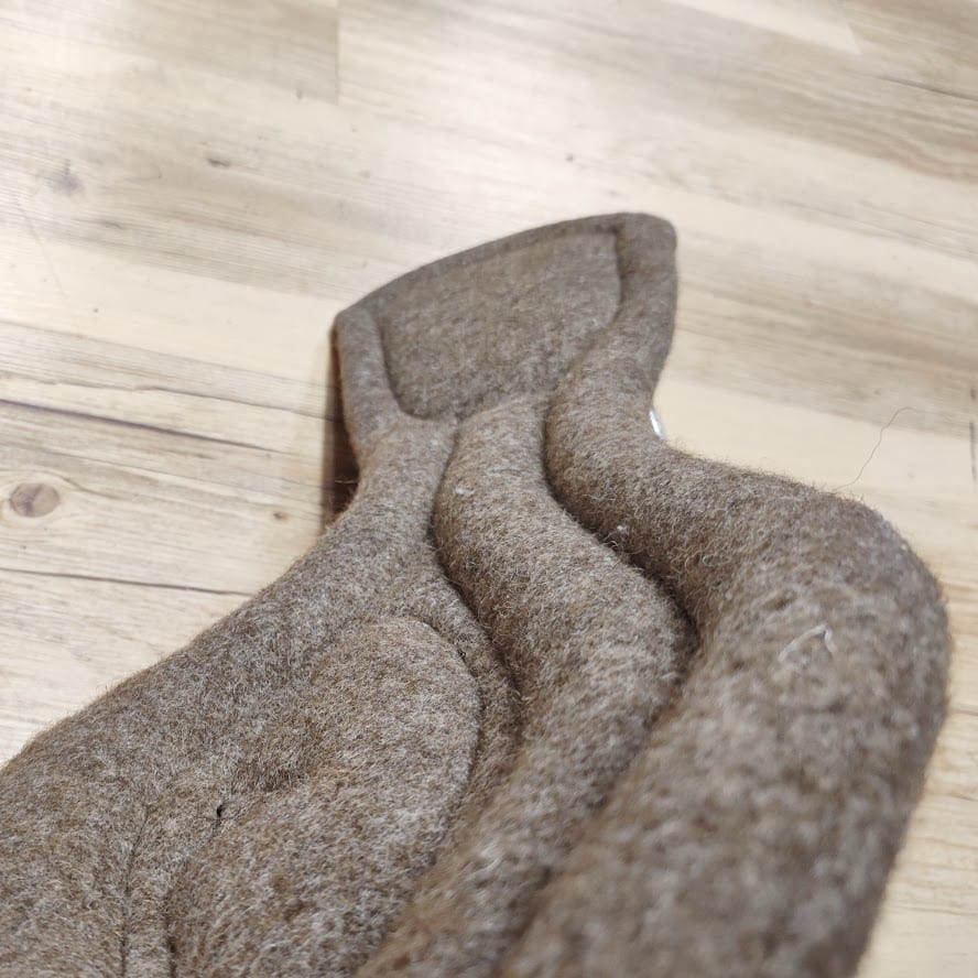 Detail der plastisch geformten Filzoberfläche des 3D-Wollgurts